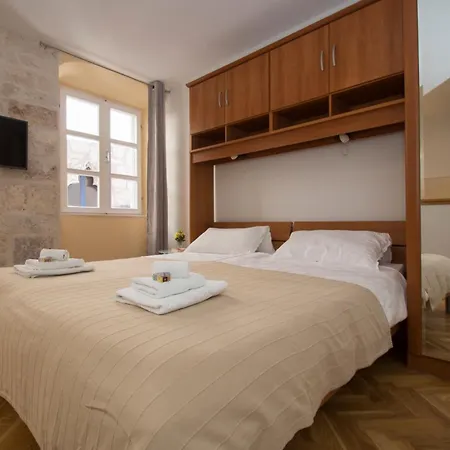 Old Town Apartment *